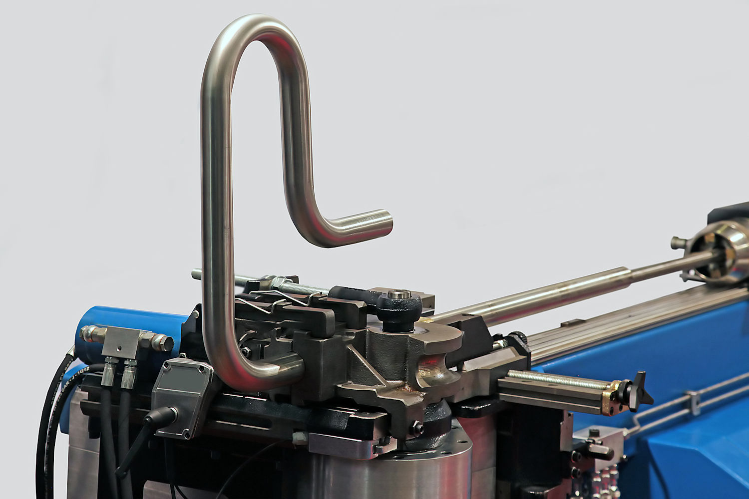 What are the configuration components of the transmission spindle of the pipe bending machine?